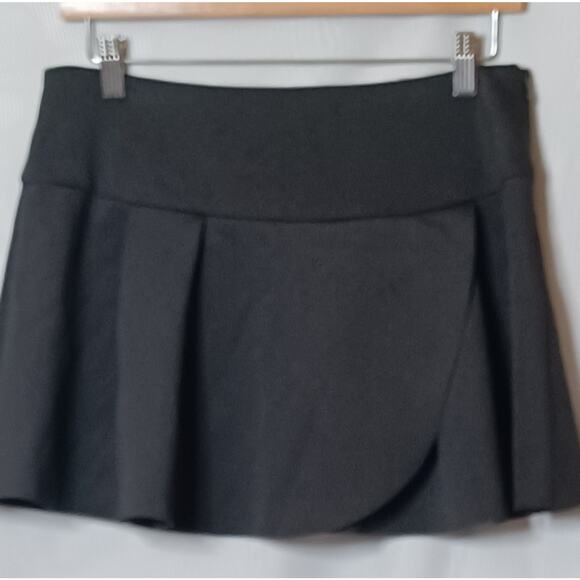 MNG Casualwear Women's Black Pleated Faux Wrap Mini Skirt. 4 - Picture 4 of 10